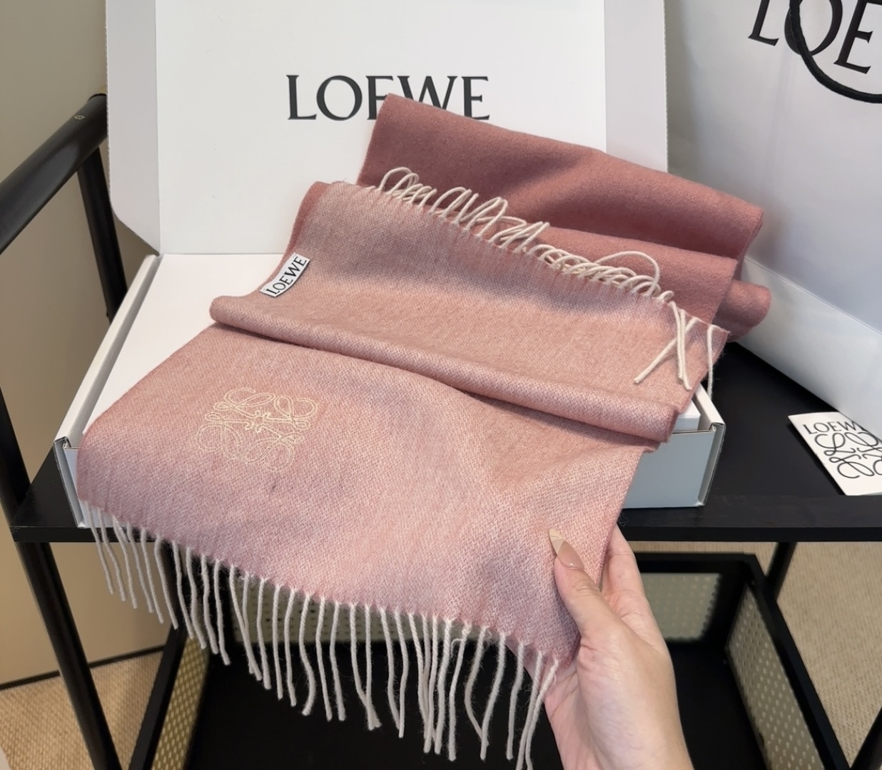 太美了😍罗意威 情侣款 美到要尖叫😱最新款🎊英伦欧美范儿 又是一款即时尚又实用的大围巾&长巾，🎆撞色的颜