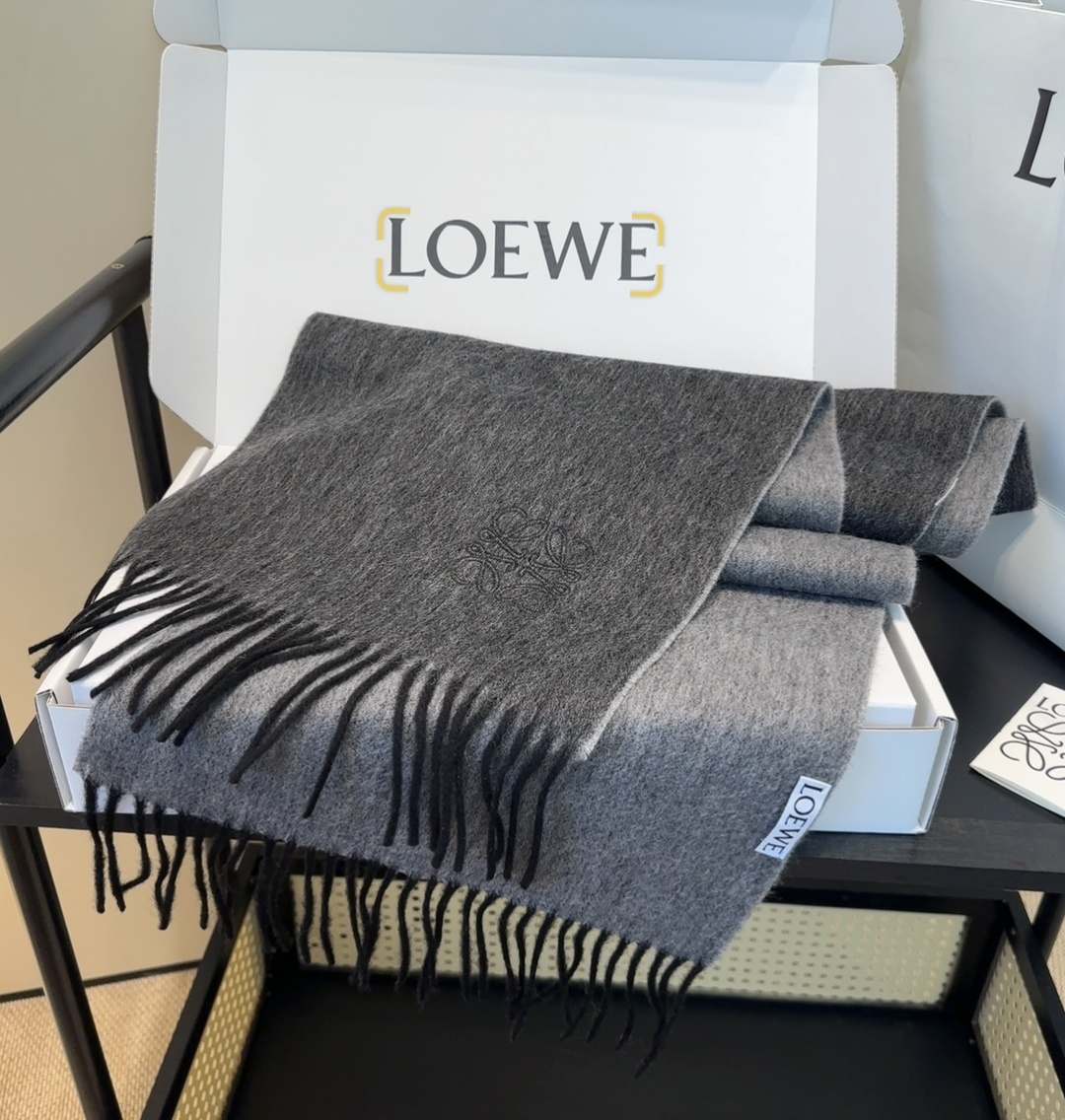 太美了😍罗意威 情侣款 美到要尖叫😱最新款🎊英伦欧美范儿 又是一款即时尚又实用的大围巾&长巾，🎆撞色的颜