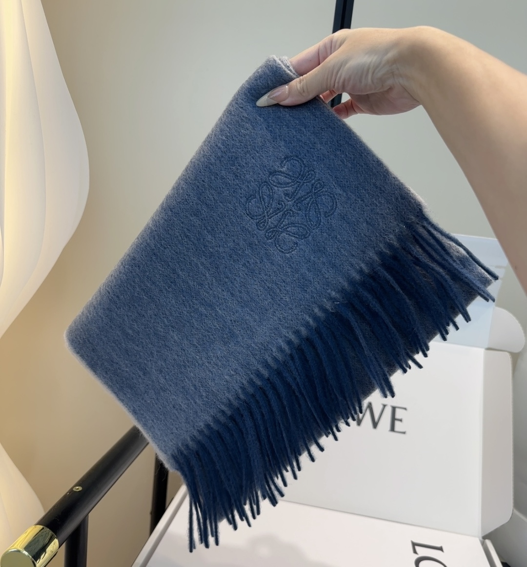 太美了😍罗意威 情侣款 美到要尖叫😱最新款🎊英伦欧美范儿 又是一款即时尚又实用的大围巾&长巾，🎆撞色的颜