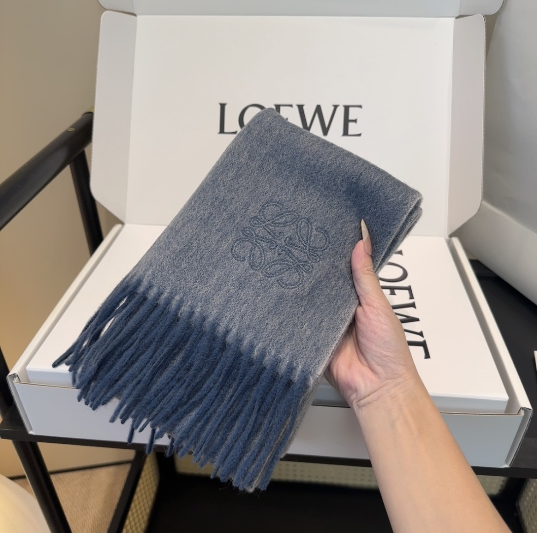 太美了😍罗意威 情侣款 美到要尖叫😱最新款🎊英伦欧美范儿 又是一款即时尚又实用的大围巾&长巾，🎆撞色的颜