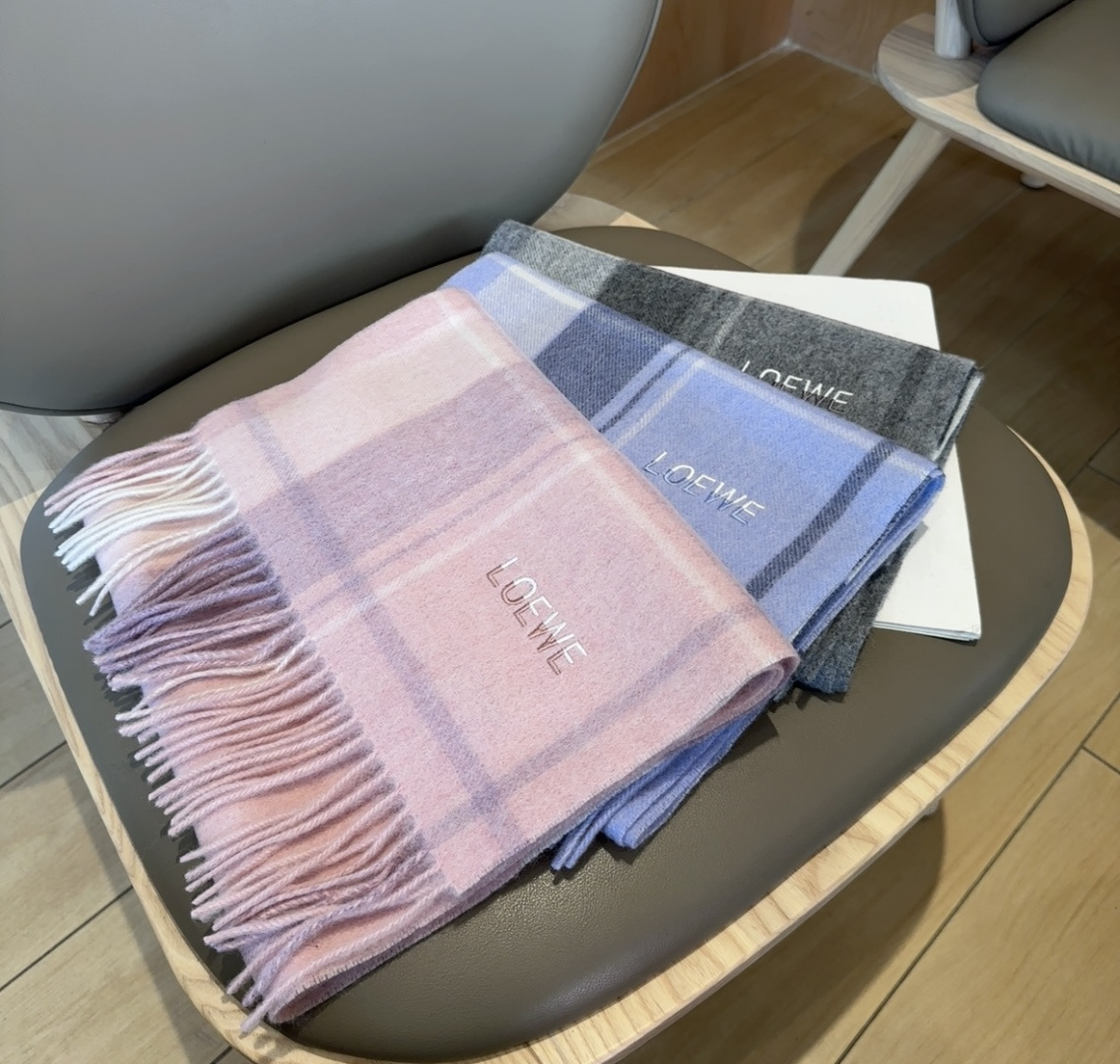 【▪Loewe · 罗意威难得一见的温柔配色，低调又不失优雅❗】重点推荐❗双面配色，一条围巾两种风格搭配