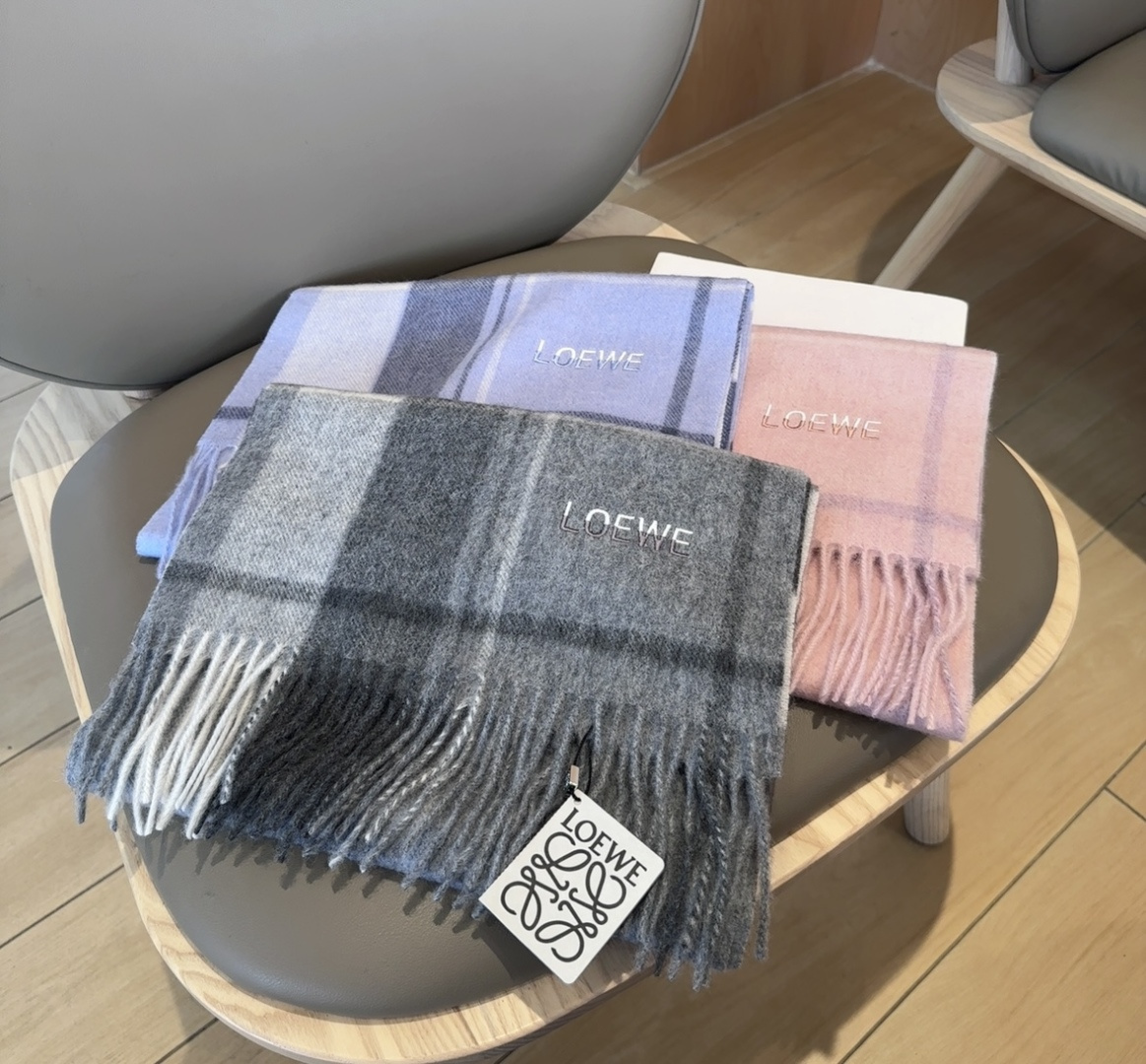 【▪Loewe · 罗意威难得一见的温柔配色，低调又不失优雅❗】重点推荐❗双面配色，一条围巾两种风格搭配