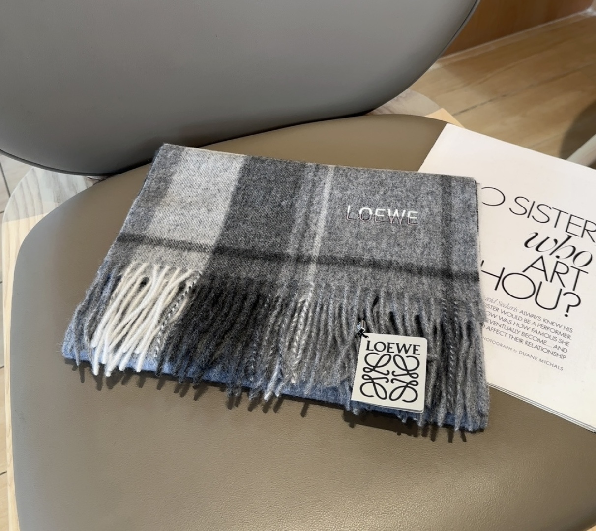 【▪Loewe · 罗意威难得一见的温柔配色，低调又不失优雅❗】重点推荐❗双面配色，一条围巾两种风格搭配