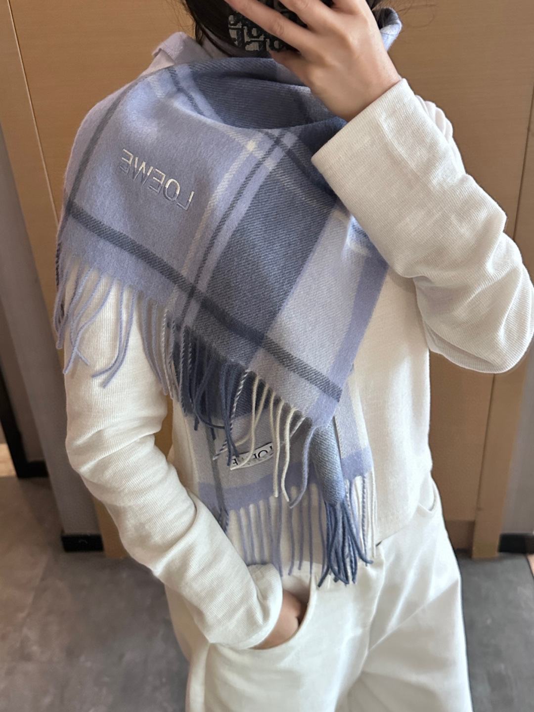 【▪Loewe · 罗意威难得一见的温柔配色，低调又不失优雅❗】重点推荐❗双面配色，一条围巾两种风格搭配