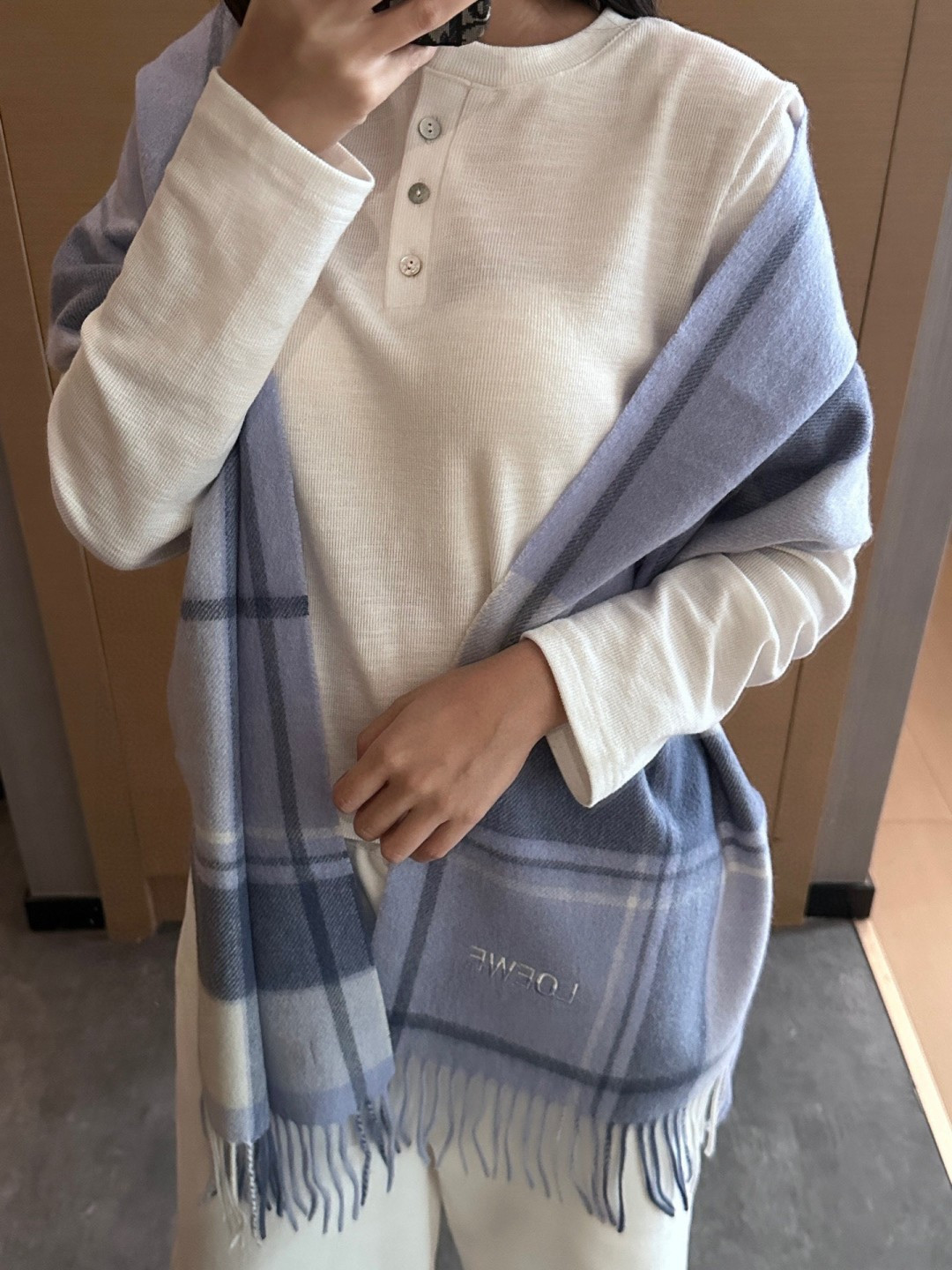 【▪Loewe · 罗意威难得一见的温柔配色，低调又不失优雅❗】重点推荐❗双面配色，一条围巾两种风格搭配