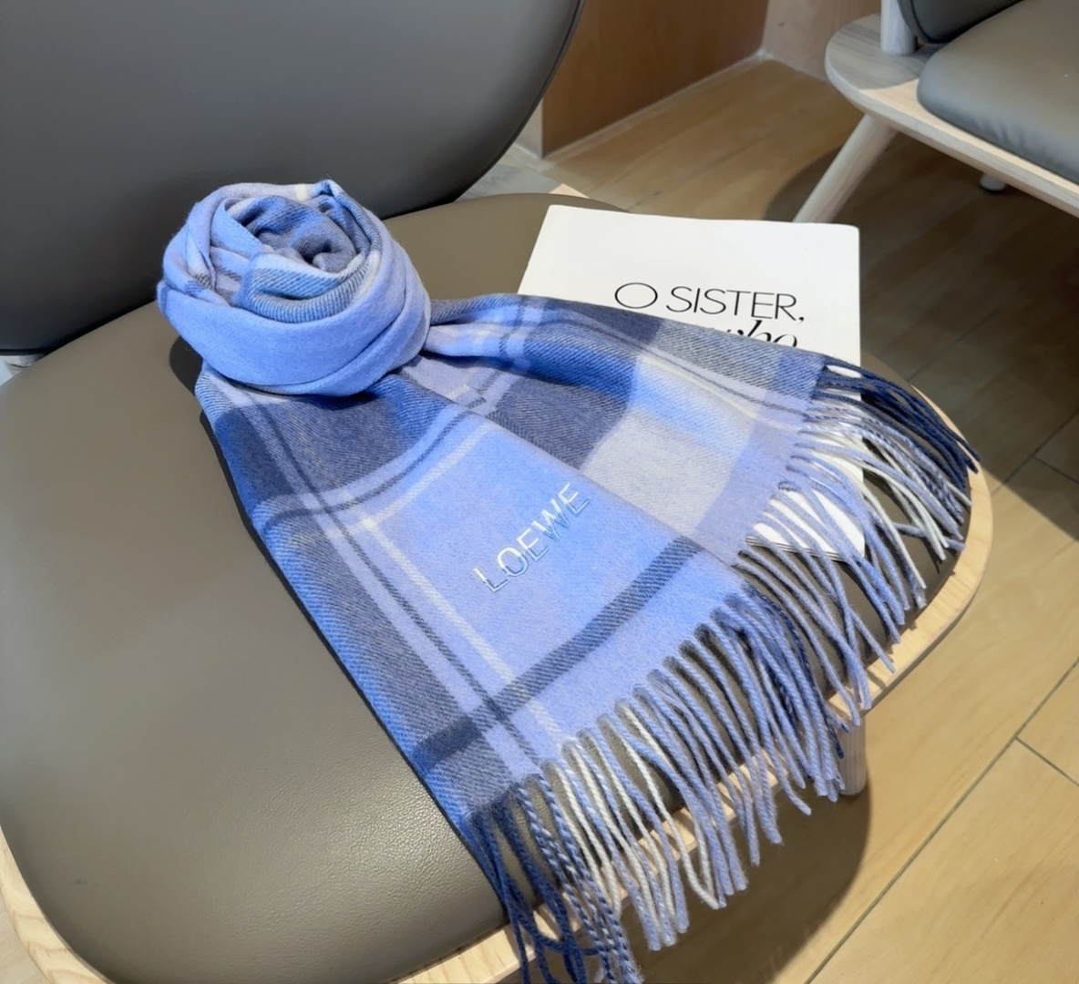 【▪Loewe · 罗意威难得一见的温柔配色，低调又不失优雅❗】重点推荐❗双面配色，一条围巾两种风格搭配