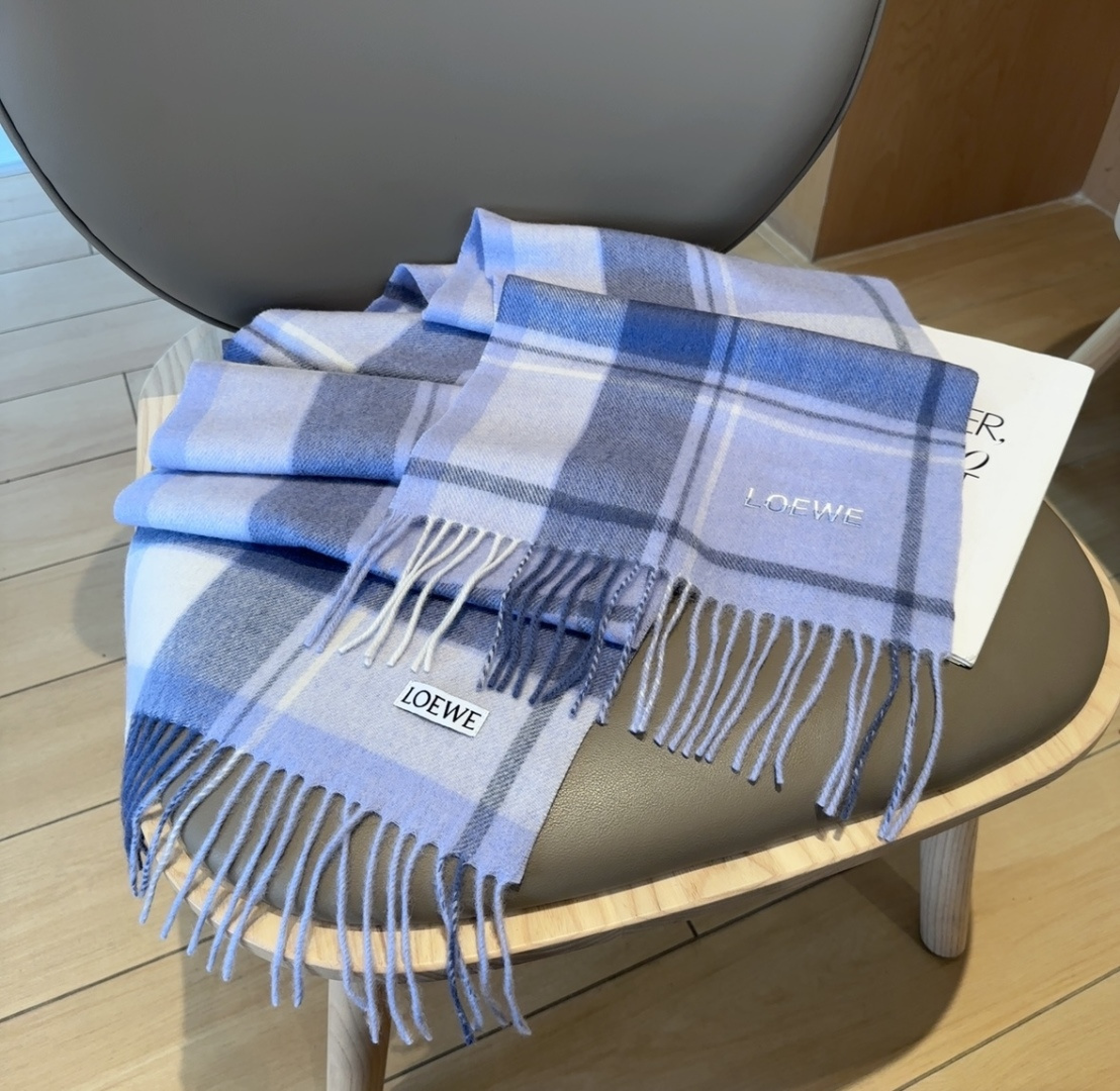 【▪Loewe · 罗意威难得一见的温柔配色，低调又不失优雅❗】重点推荐❗双面配色，一条围巾两种风格搭配