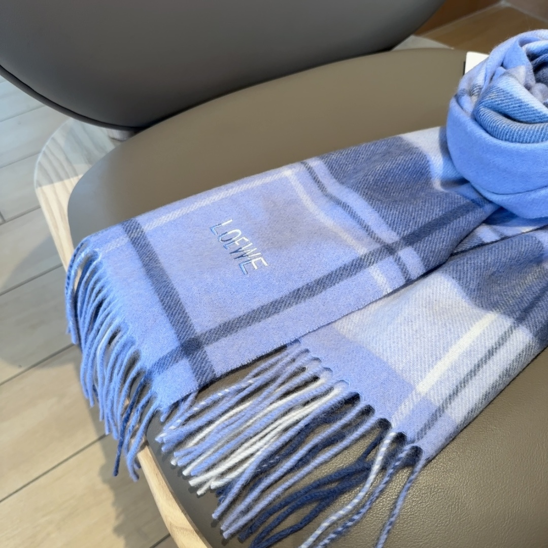 【▪Loewe · 罗意威难得一见的温柔配色，低调又不失优雅❗】重点推荐❗双面配色，一条围巾两种风格搭配