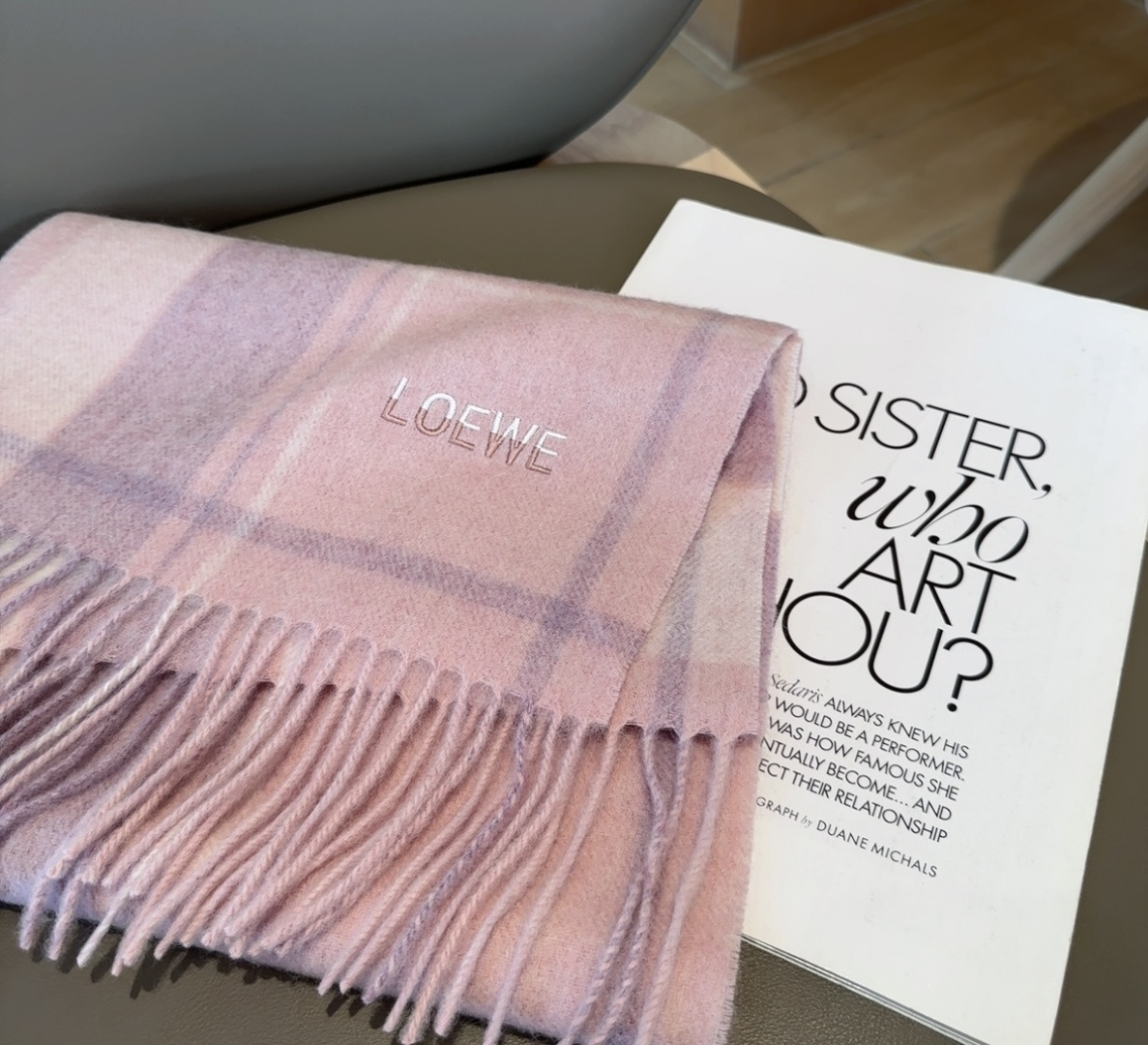 【▪Loewe · 罗意威难得一见的温柔配色，低调又不失优雅❗】重点推荐❗双面配色，一条围巾两种风格搭配