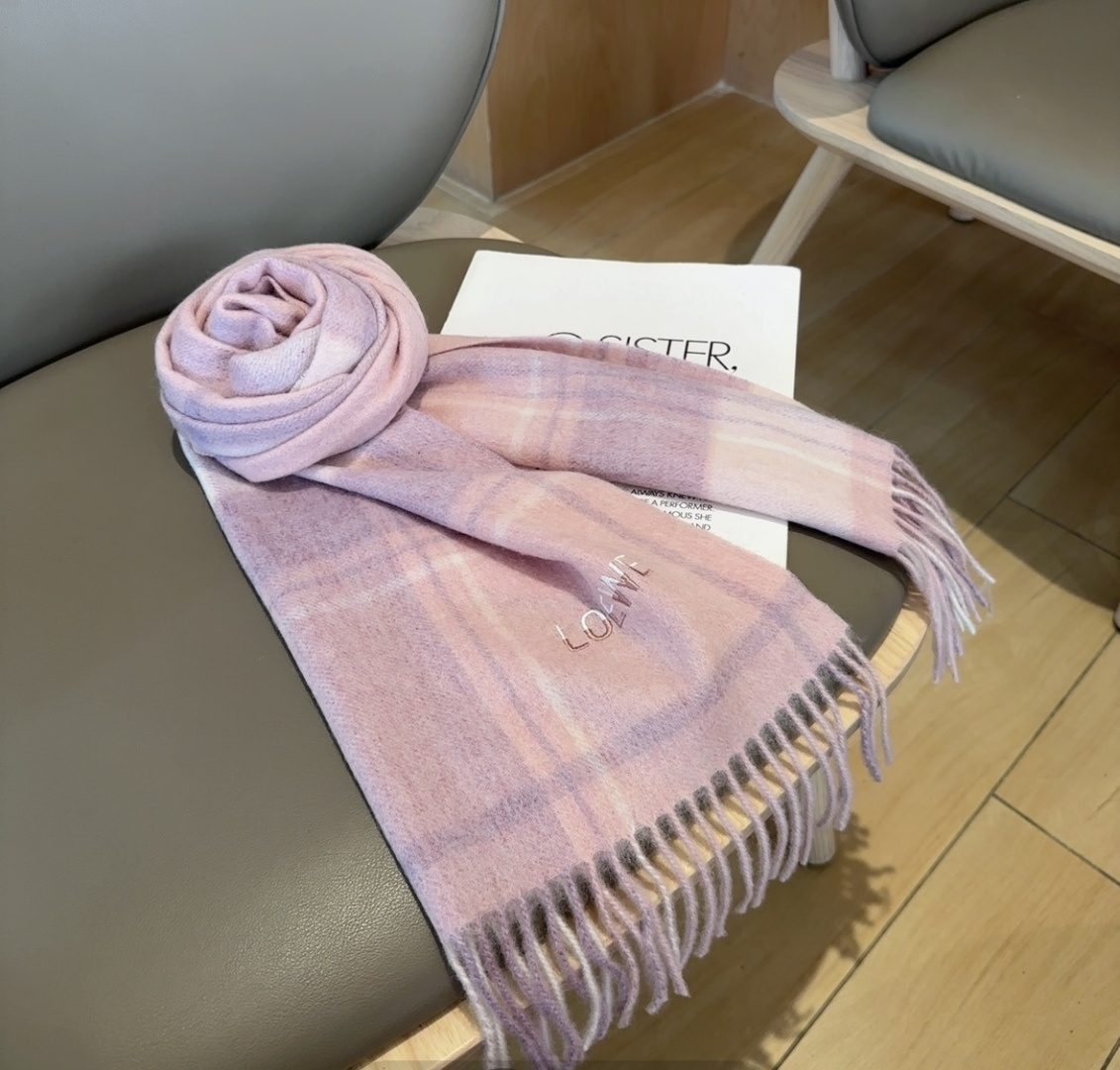 【▪Loewe · 罗意威难得一见的温柔配色，低调又不失优雅❗】重点推荐❗双面配色，一条围巾两种风格搭配