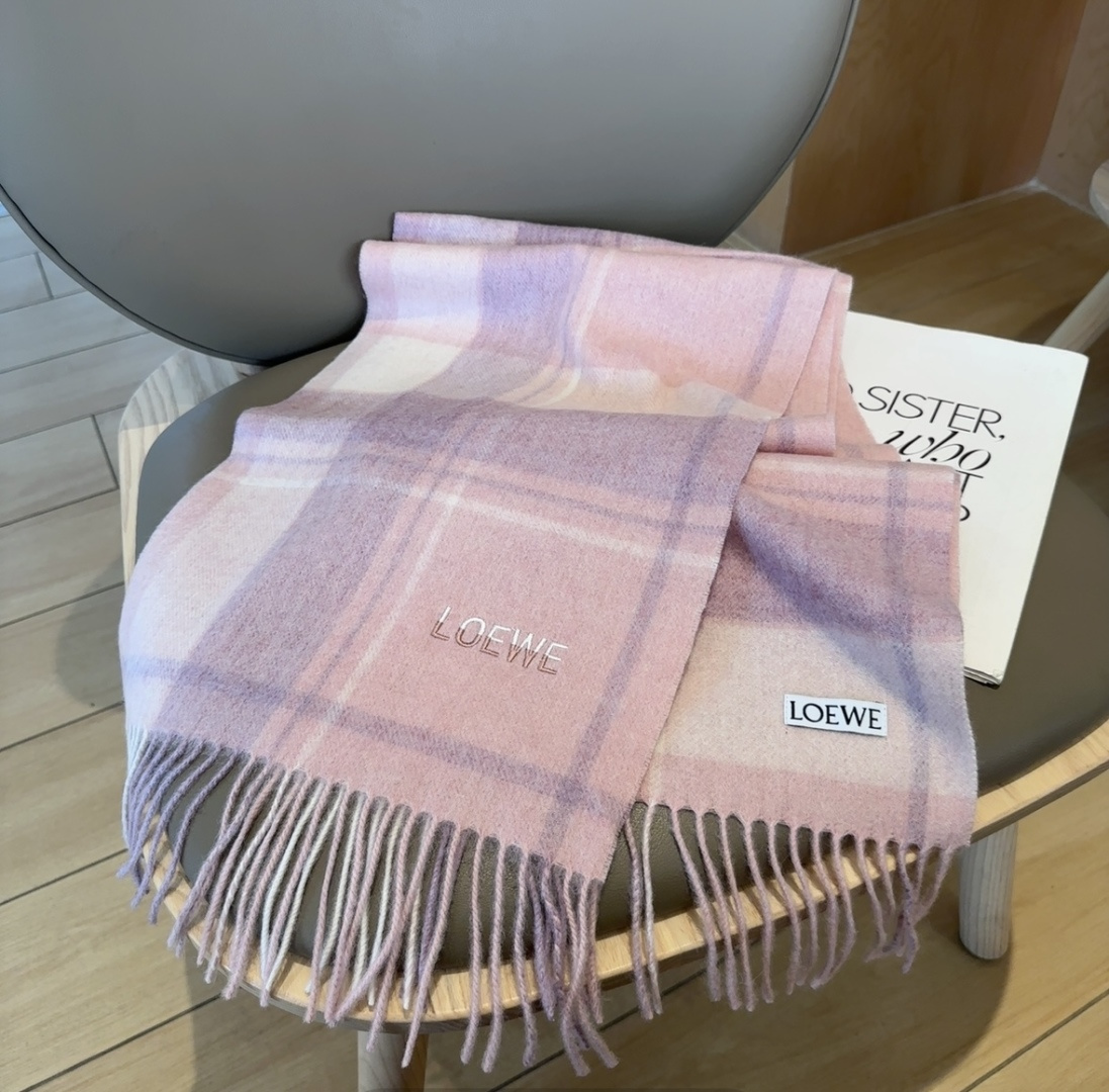 【▪Loewe · 罗意威难得一见的温柔配色，低调又不失优雅❗】重点推荐❗双面配色，一条围巾两种风格搭配