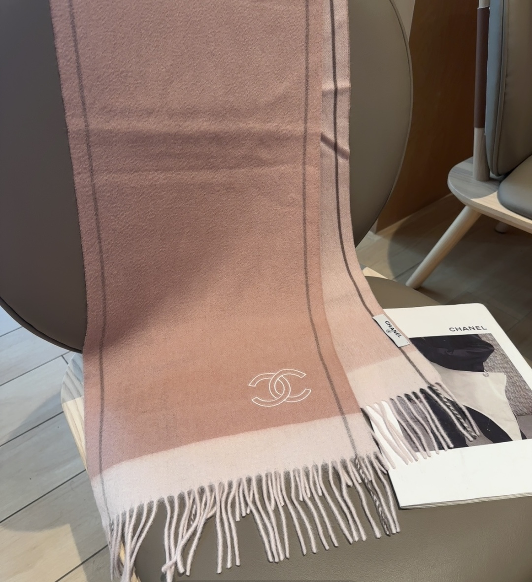 【▪Chanel · 香奈儿难得一见的温柔配色，超级迷恋❗️气质低调恬静又不失优雅❗️】重点推荐❗️高级