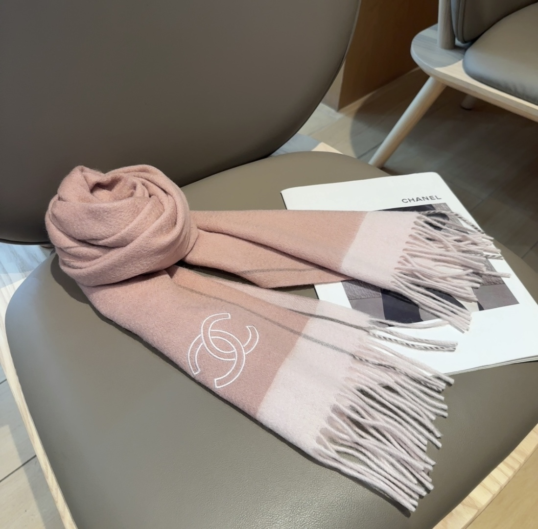 【▪Chanel · 香奈儿难得一见的温柔配色，超级迷恋❗️气质低调恬静又不失优雅❗️】重点推荐❗️高级