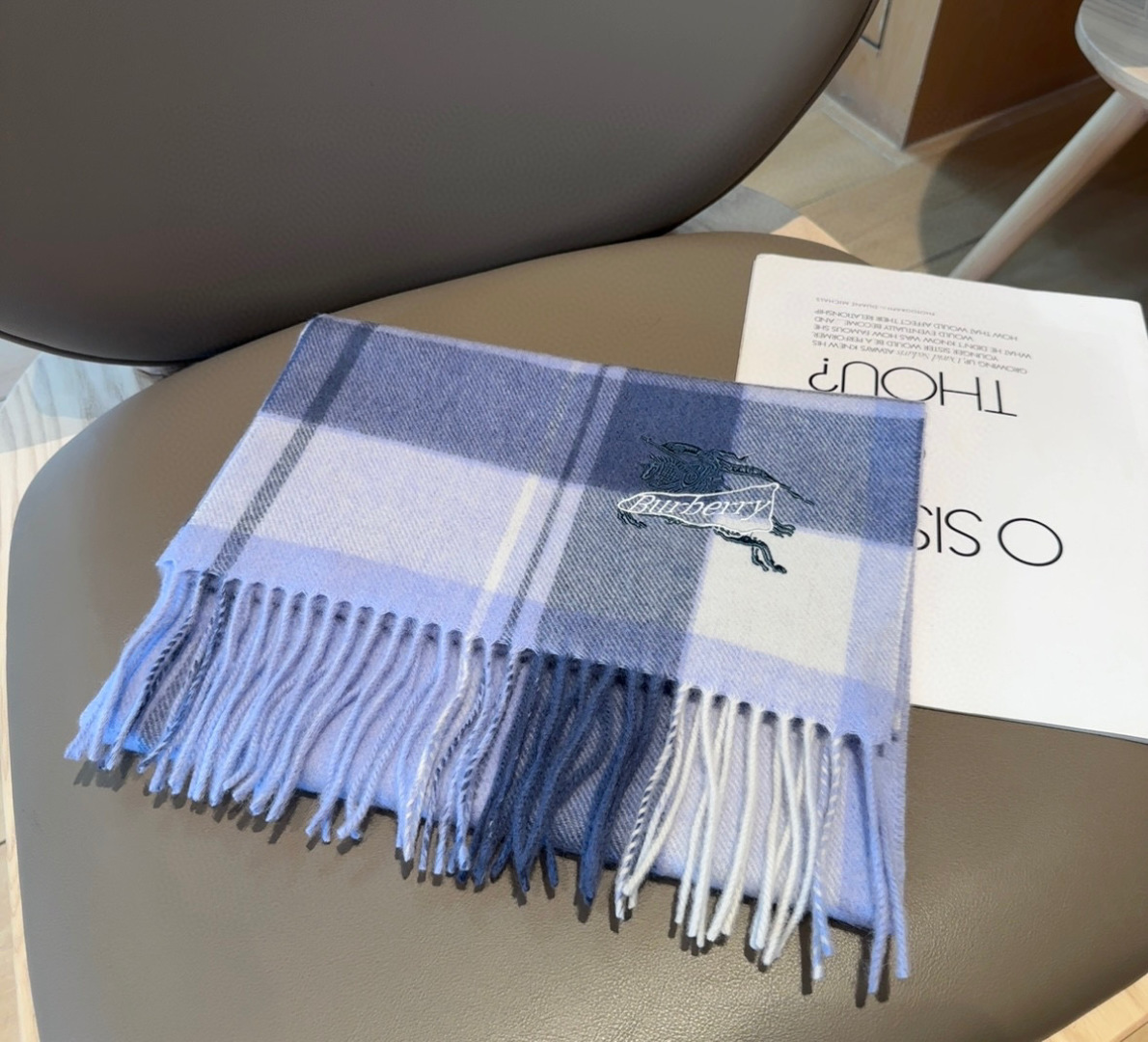 Burberry · 巴宝莉围巾❗️好看的要疯掉了，太有型太有魅力了❗️❗️非常斯文时尚的秋冬单品！真的