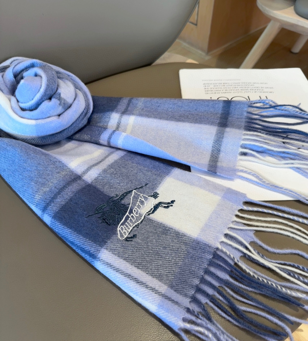 Burberry · 巴宝莉围巾❗️好看的要疯掉了，太有型太有魅力了❗️❗️非常斯文时尚的秋冬单品！真的