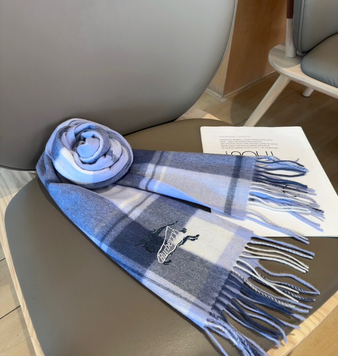 Burberry · 巴宝莉围巾❗️好看的要疯掉了，太有型太有魅力了❗️❗️非常斯文时尚的秋冬单品！真的