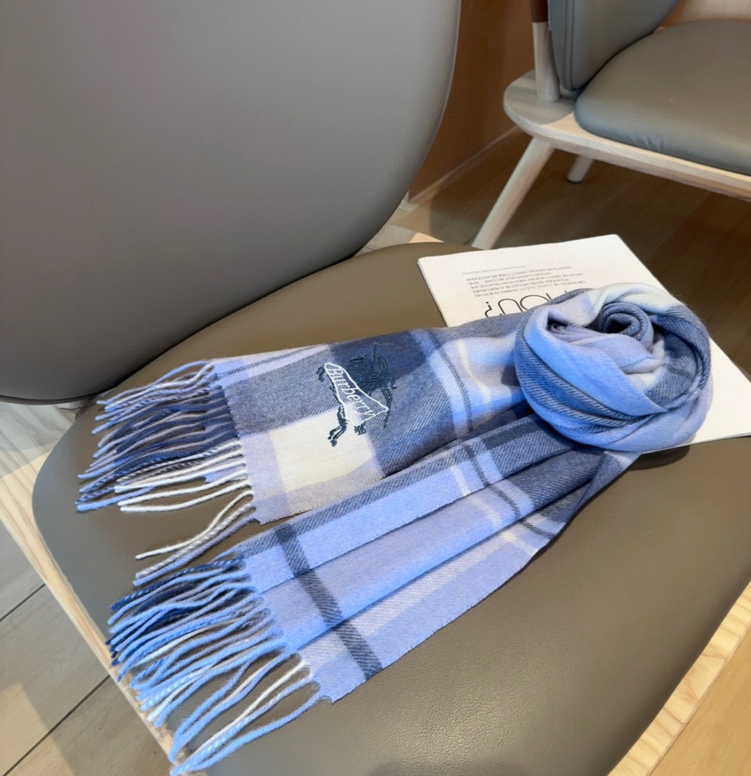 Burberry · 巴宝莉围巾❗️好看的要疯掉了，太有型太有魅力了❗️❗️非常斯文时尚的秋冬单品！真的