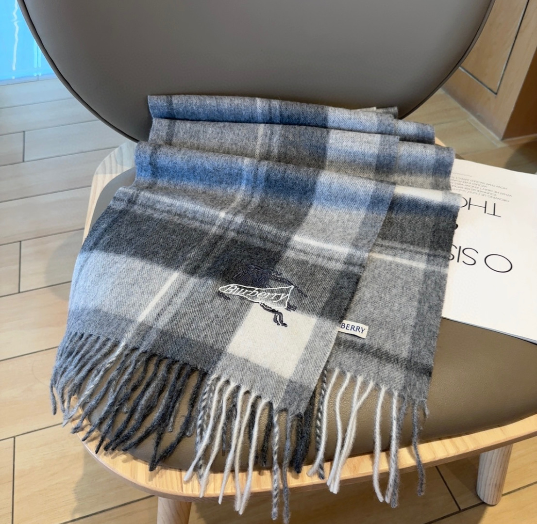 Burberry · 巴宝莉围巾❗️好看的要疯掉了，太有型太有魅力了❗️❗️非常斯文时尚的秋冬单品！真的