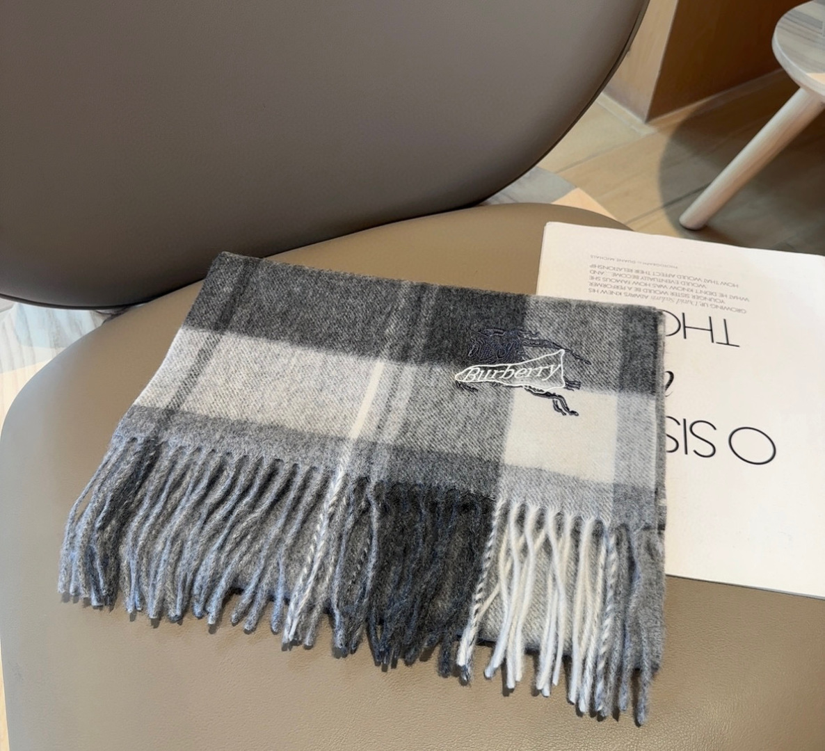 Burberry · 巴宝莉围巾❗️好看的要疯掉了，太有型太有魅力了❗️❗️非常斯文时尚的秋冬单品！真的