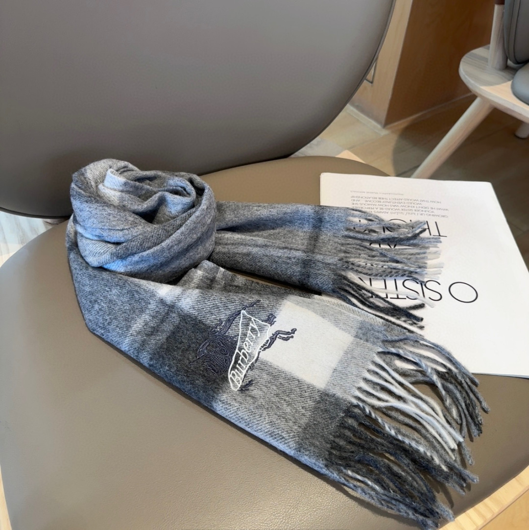 Burberry · 巴宝莉围巾❗️好看的要疯掉了，太有型太有魅力了❗️❗️非常斯文时尚的秋冬单品！真的