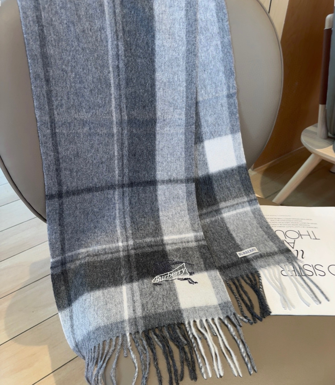 Burberry · 巴宝莉围巾❗️好看的要疯掉了，太有型太有魅力了❗️❗️非常斯文时尚的秋冬单品！真的