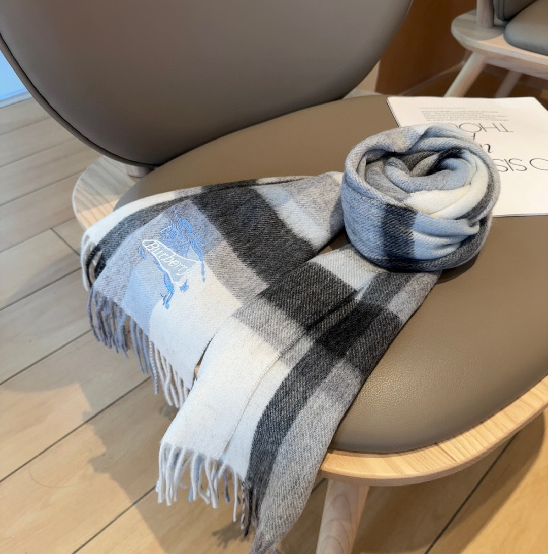 Burberry · 巴宝莉围巾❗️好看的要疯掉了，太有型太有魅力了❗️❗️非常斯文时尚的秋冬单品！真的