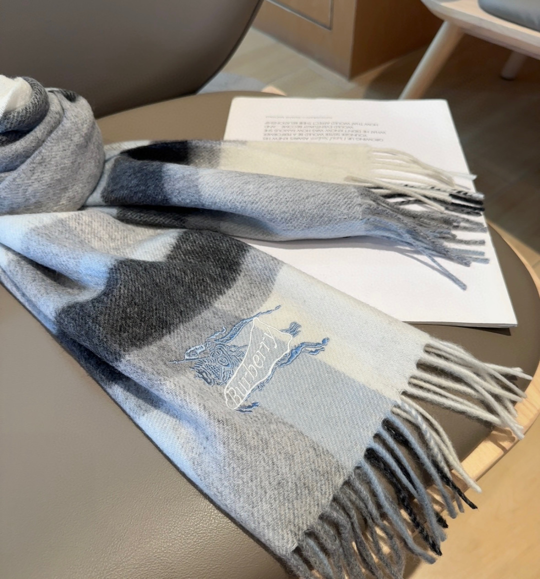 Burberry · 巴宝莉围巾❗️好看的要疯掉了，太有型太有魅力了❗️❗️非常斯文时尚的秋冬单品！真的