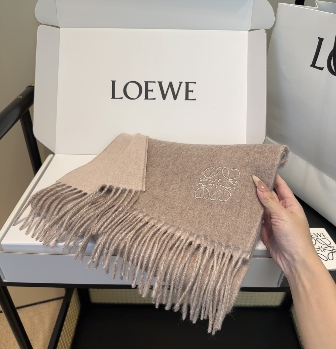 罗意威情侣款 美到要尖叫😱最新款🎊英伦欧美范儿 又是一款即时尚又实用的大围巾&长巾，🎆撞色的颜色搭配很协