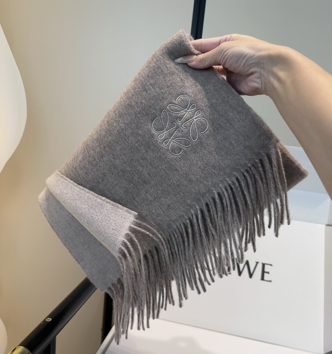 罗意威情侣款 美到要尖叫😱最新款🎊英伦欧美范儿 又是一款即时尚又实用的大围巾&长巾，🎆撞色的颜色搭配很协