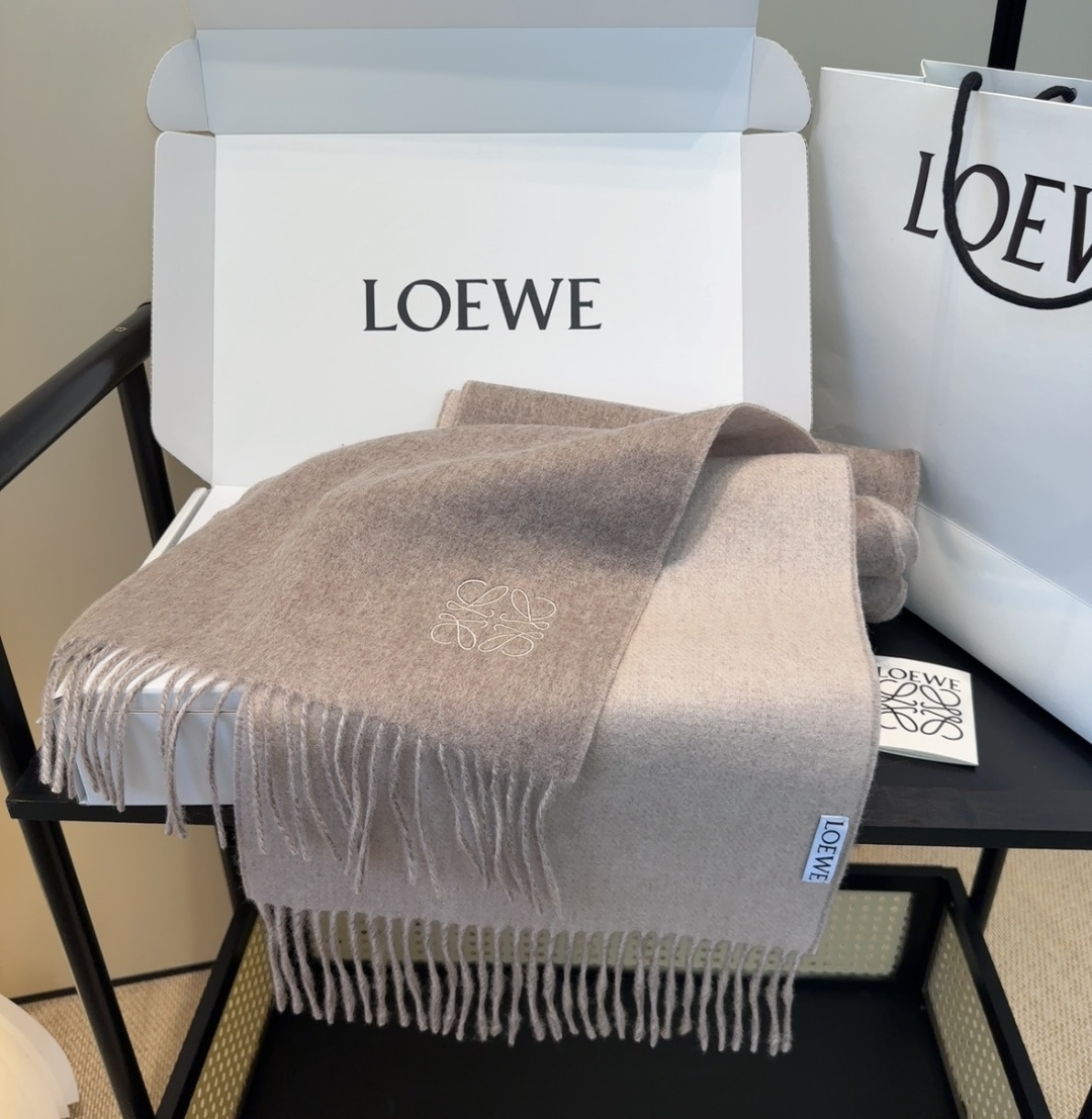 罗意威情侣款 美到要尖叫😱最新款🎊英伦欧美范儿 又是一款即时尚又实用的大围巾&长巾，🎆撞色的颜色搭配很协