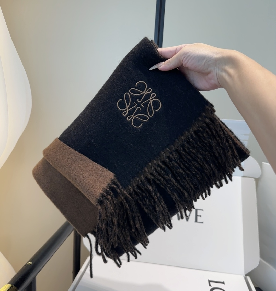 罗意威情侣款 美到要尖叫😱最新款🎊英伦欧美范儿 又是一款即时尚又实用的大围巾&长巾，🎆撞色的颜色搭配很协