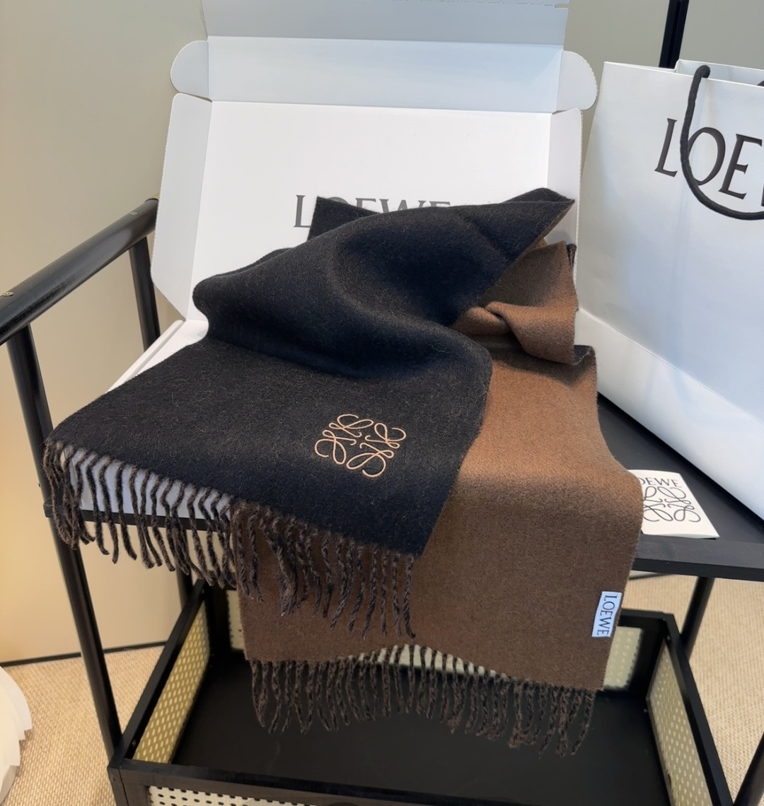 罗意威情侣款 美到要尖叫😱最新款🎊英伦欧美范儿 又是一款即时尚又实用的大围巾&长巾，🎆撞色的颜色搭配很协