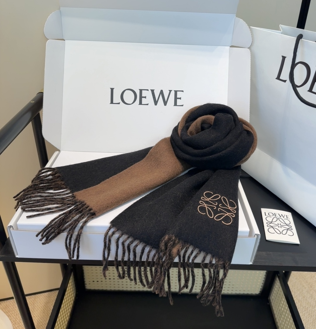 罗意威情侣款 美到要尖叫😱最新款🎊英伦欧美范儿 又是一款即时尚又实用的大围巾&长巾，🎆撞色的颜色搭配很协