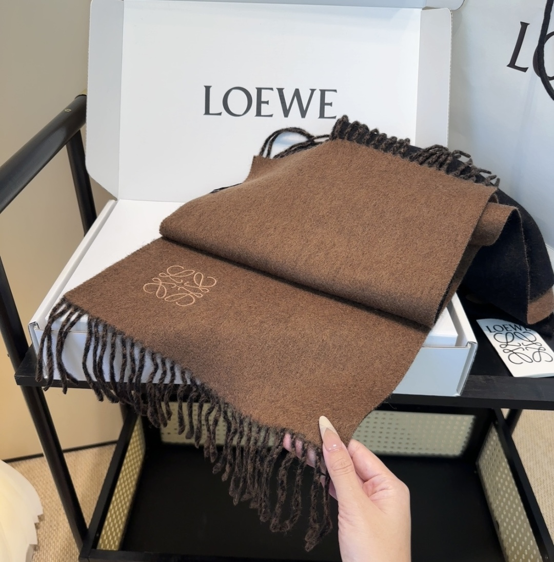 罗意威情侣款 美到要尖叫😱最新款🎊英伦欧美范儿 又是一款即时尚又实用的大围巾&长巾，🎆撞色的颜色搭配很协