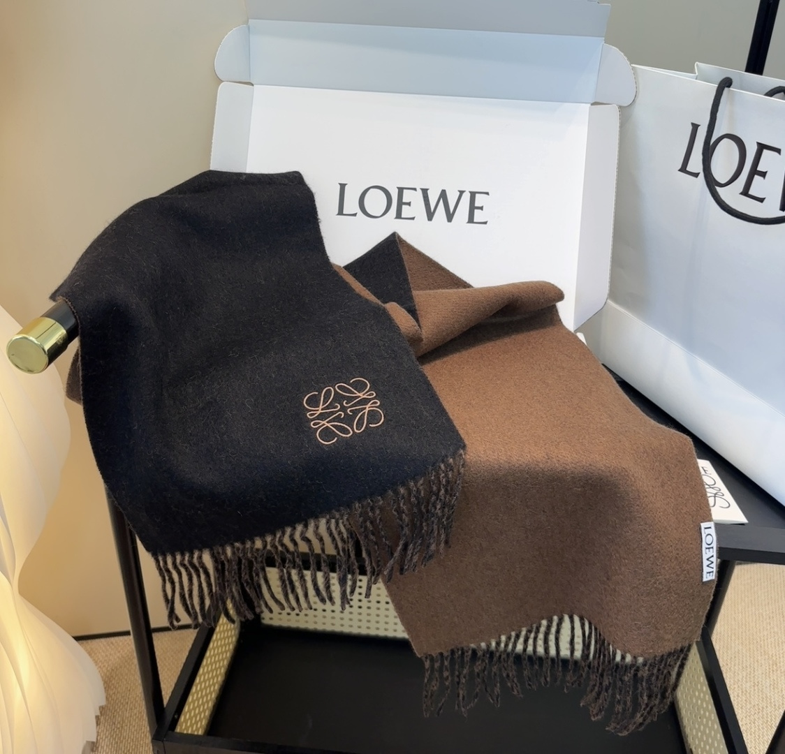 罗意威情侣款 美到要尖叫😱最新款🎊英伦欧美范儿 又是一款即时尚又实用的大围巾&长巾，🎆撞色的颜色搭配很协