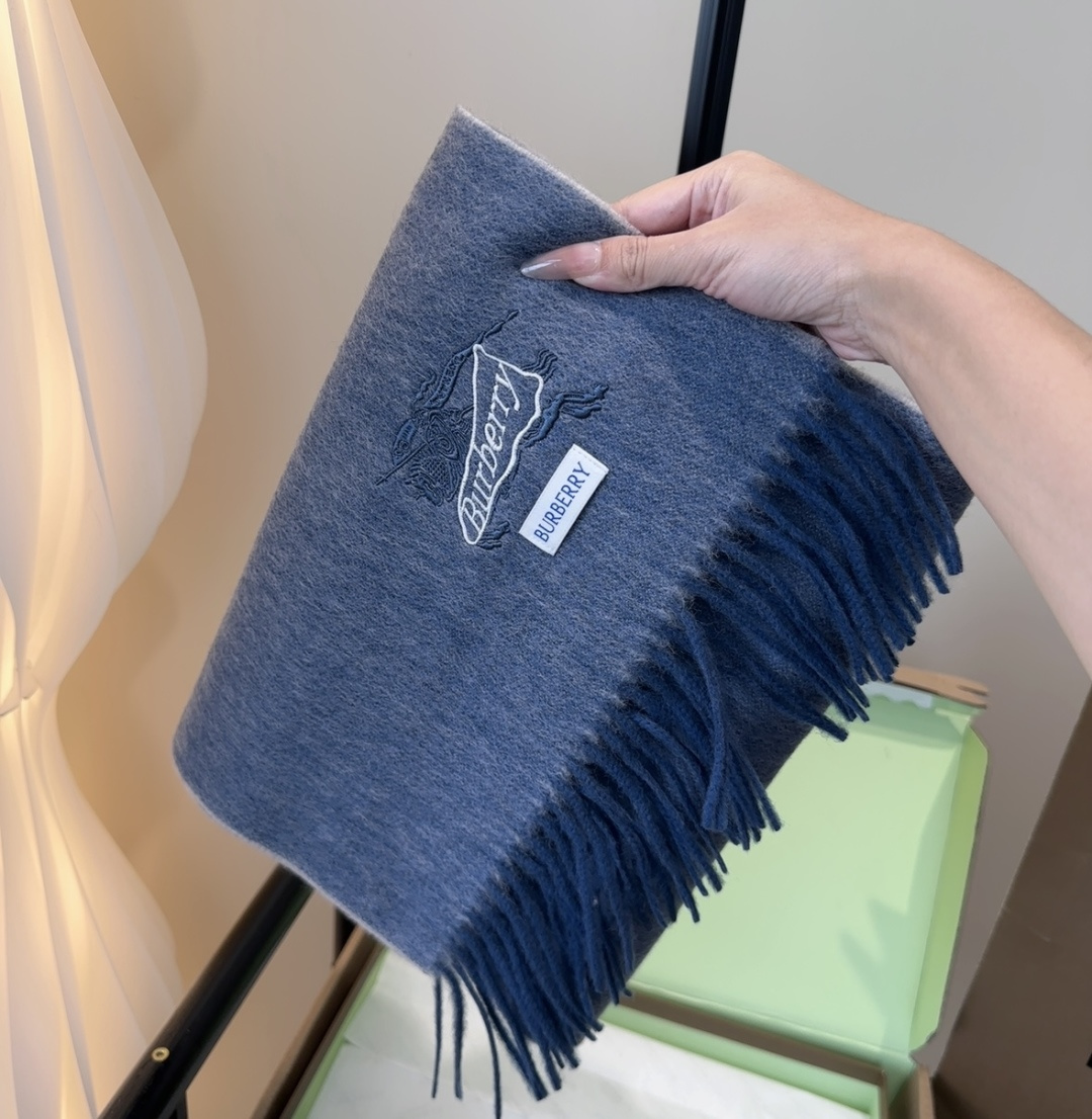 Burberry · 巴宝莉围巾❗️好看的要疯掉了，太有型太有魅力了❗️❗️非常斯文时尚的秋冬单品！真的