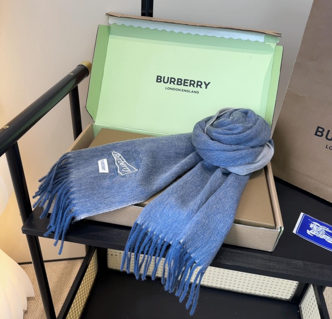 Burberry · 巴宝莉围巾❗️好看的要疯掉了，太有型太有魅力了❗️❗️非常斯文时尚的秋冬单品！真的