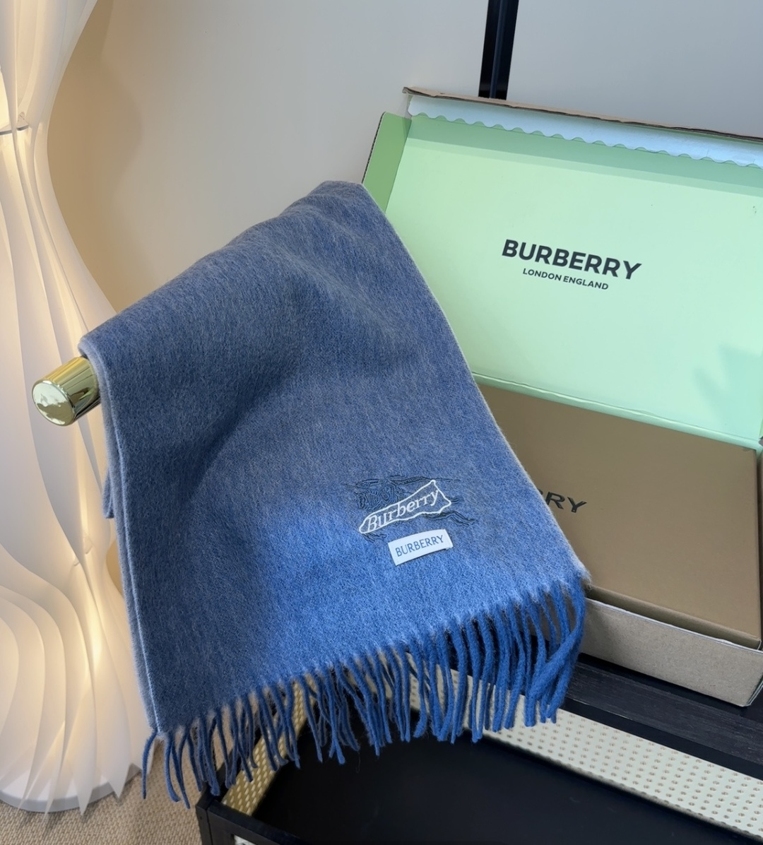 Burberry · 巴宝莉围巾❗️好看的要疯掉了，太有型太有魅力了❗️❗️非常斯文时尚的秋冬单品！真的
