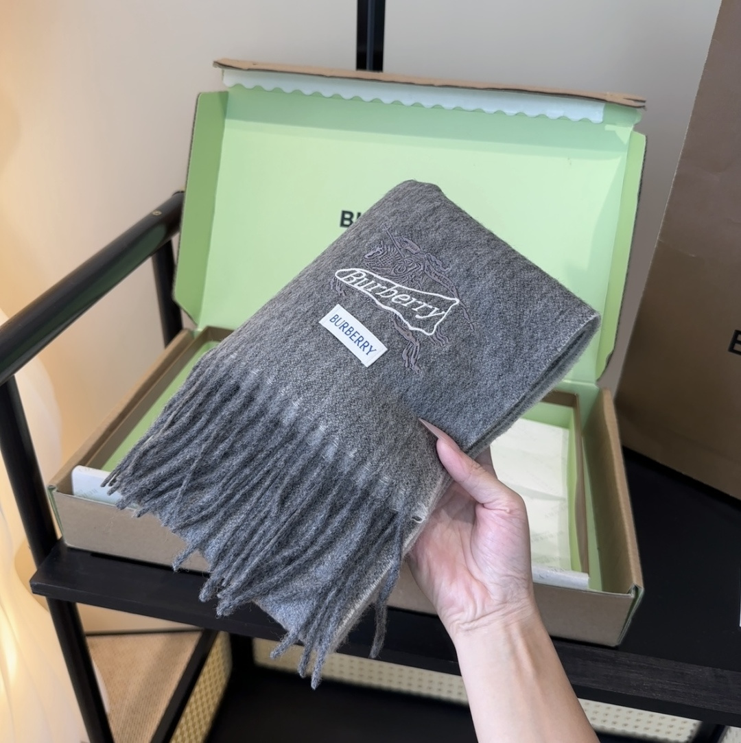 Burberry · 巴宝莉围巾❗️好看的要疯掉了，太有型太有魅力了❗️❗️非常斯文时尚的秋冬单品！真的