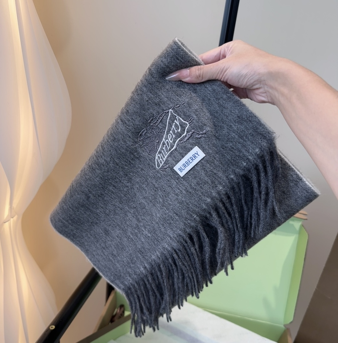Burberry · 巴宝莉围巾❗️好看的要疯掉了，太有型太有魅力了❗️❗️非常斯文时尚的秋冬单品！真的