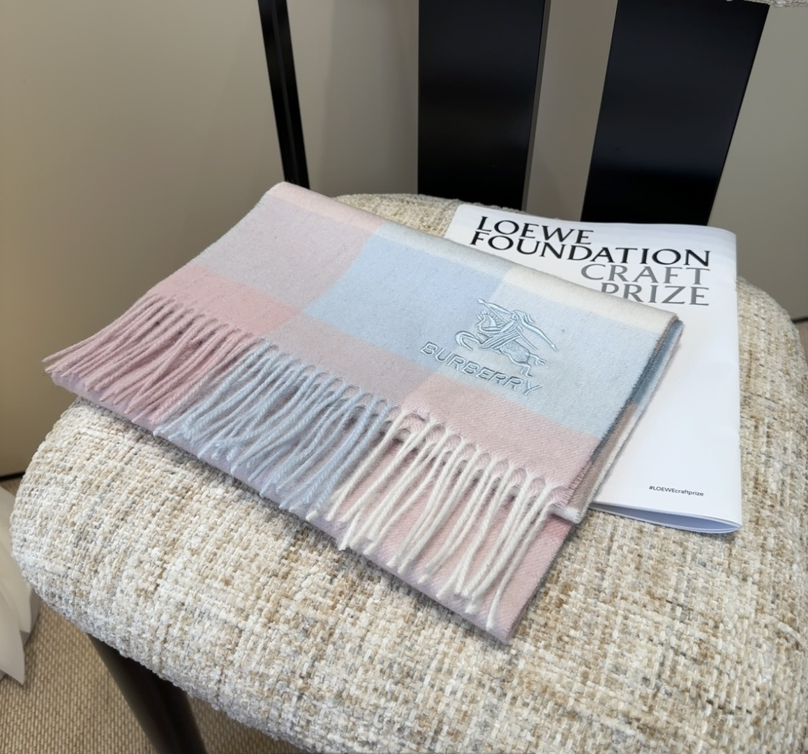 Burberry · 巴宝莉围巾❗️好看的要疯掉了，太有型太有魅力了❗️❗️非常斯文时尚的秋冬单品！真的