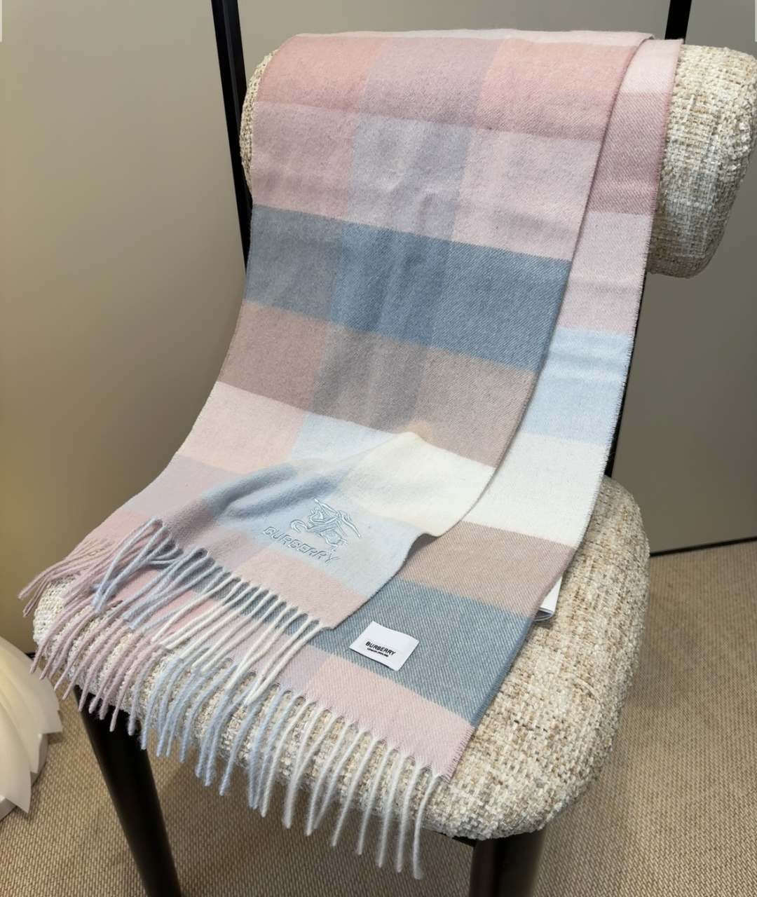 Burberry · 巴宝莉围巾❗️好看的要疯掉了，太有型太有魅力了❗️❗️非常斯文时尚的秋冬单品！真的