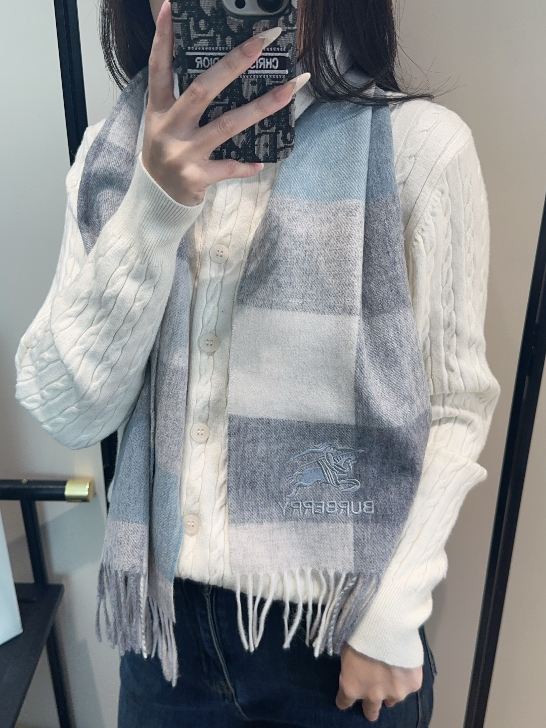 NO:581105,Burberry · Burberry scarf is so beautiful that it’s so stylish and charming. It’s a very elegant and fashionable autumn and winter item!  I really like it, it’s a very classic men’s design. The men’s items are small but refined, and the feel is really amazing. The effect on the upper body is really good, no matter how you wear it, it looks good!  !  This style is really worth buying with your eyes closed, and it can be easily worn by any age group!  !  !  30*180cm high version scarf, high version scarf, burberry, burberry19860909Burberry · 巴宝莉围巾好看的要疯掉了,太有型太有魅力了非常斯文时尚的秋冬单品！真的很喜欢,非常Classical的男款设计.男人的东西少而精手感真的绝了上身效果真的随便怎么围都好看！！这种款式真的闭着眼买,任何年龄层都轻松驾驭！！！30*180cm高版本围巾,高版本围巾,burberry,burberry,scarf