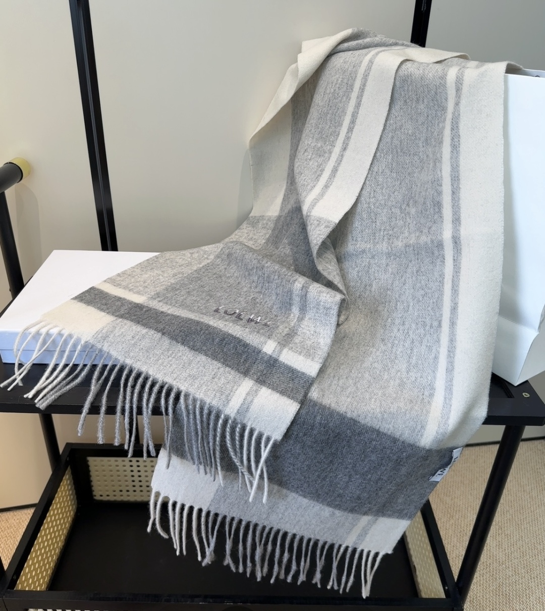 太美了😍罗意威 情侣款 美到要尖叫😱最新款🎊英伦欧美范儿 又是一款即时尚又实用的大围巾&长巾，🎆撞色的颜