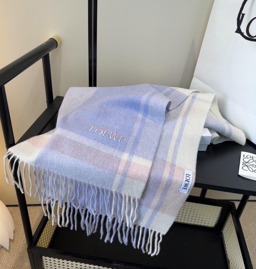 太美了😍罗意威 情侣款 美到要尖叫😱最新款🎊英伦欧美范儿 又是一款即时尚又实用的大围巾&长巾，🎆撞色的颜