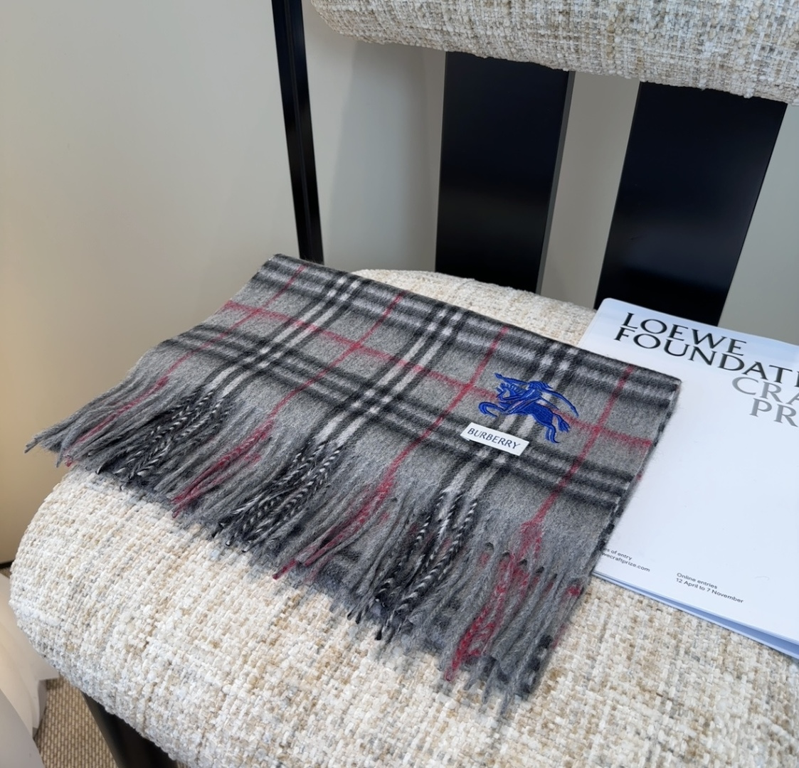 巴宝莉情侣款 美到要尖叫😱最新款🎊英伦欧美范儿 又是一款即时尚又实用的大围巾&长巾，🎆撞色的颜色搭配很协