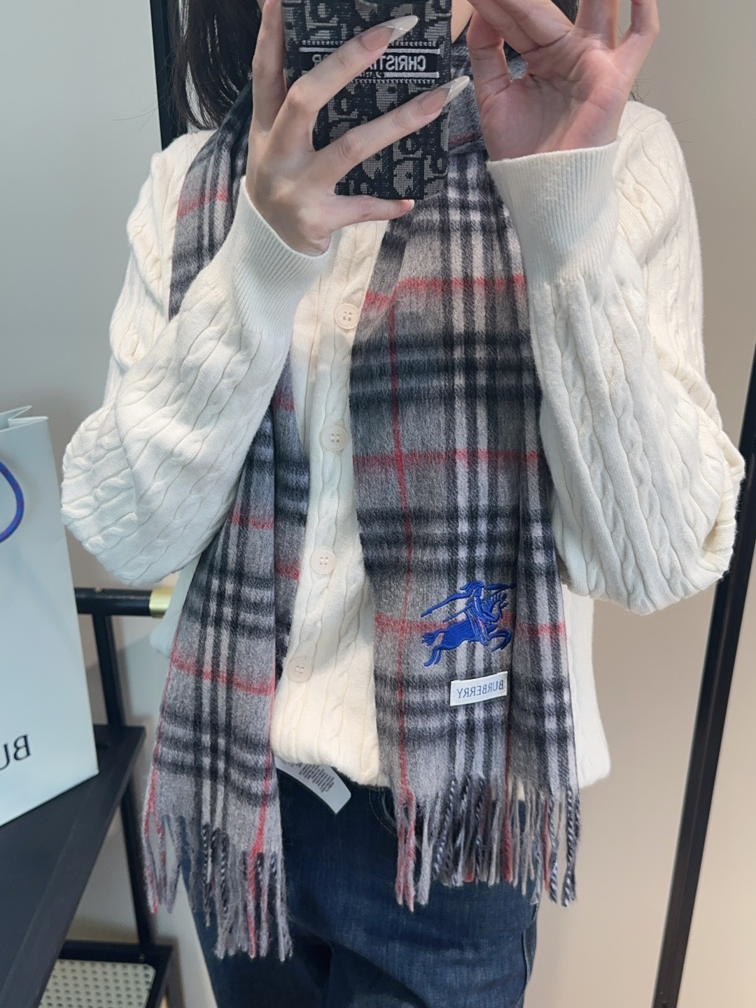 巴宝莉情侣款 美到要尖叫😱最新款🎊英伦欧美范儿 又是一款即时尚又实用的大围巾&长巾，🎆撞色的颜色搭配很协