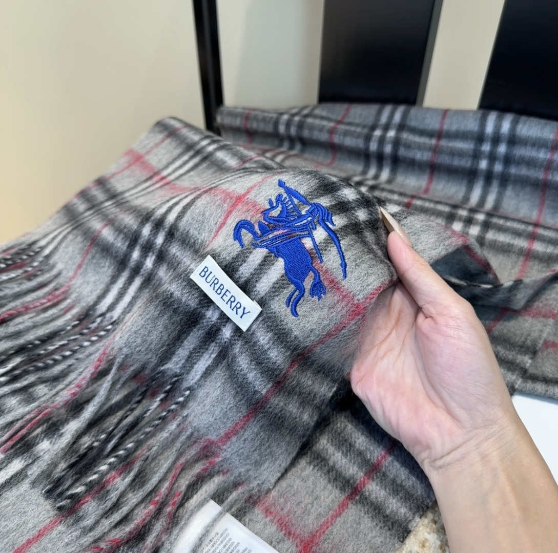 巴宝莉情侣款 美到要尖叫😱最新款🎊英伦欧美范儿 又是一款即时尚又实用的大围巾&长巾，🎆撞色的颜色搭配很协