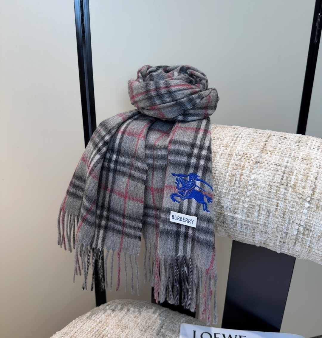 巴宝莉情侣款 美到要尖叫😱最新款🎊英伦欧美范儿 又是一款即时尚又实用的大围巾&长巾，🎆撞色的颜色搭配很协