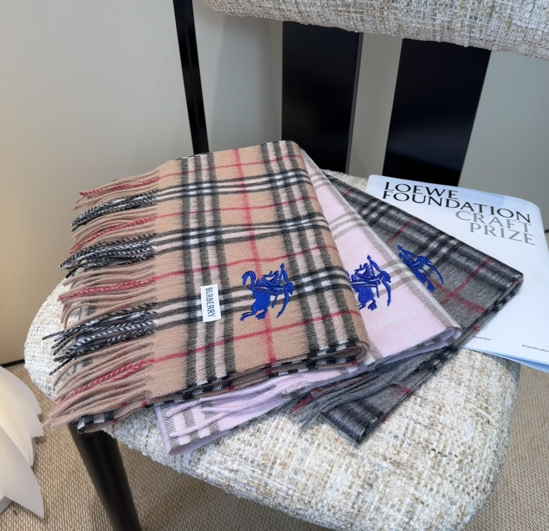 巴宝莉情侣款 美到要尖叫😱最新款🎊英伦欧美范儿 又是一款即时尚又实用的大围巾&长巾，🎆撞色的颜色搭配很协